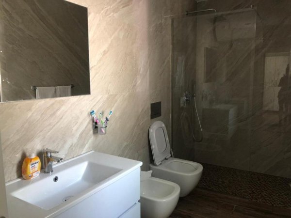 Durres, shitet Vile 3+1 Kati 1, 616 m² 440.000 € (Qerret)