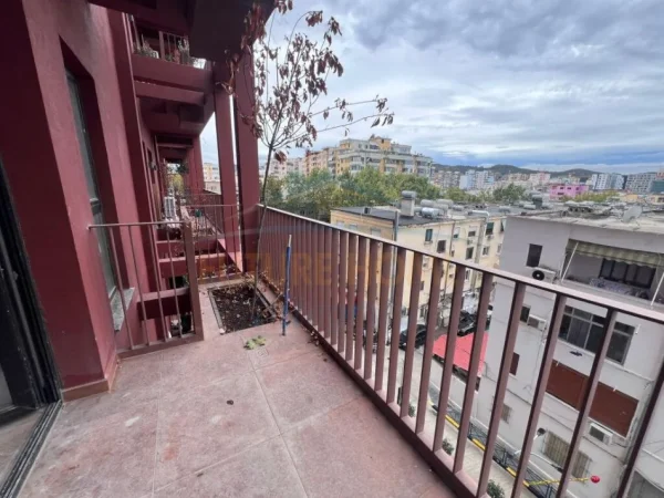 Tirane, jepet me qera apartament 2+1+Ballkon Kati 3, 110 m² 1.300 € (GARDEN BUILDING 21 DHJETORI)