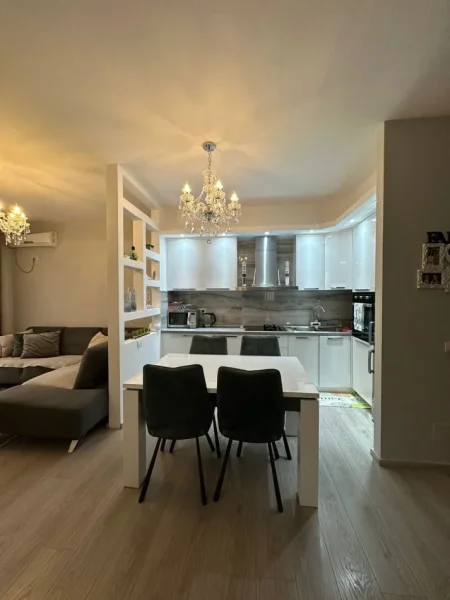 Tirane, jepet me qera apartament 2+1+Ballkon Kati 2, 100 m² 550 € (Astir prane pasticeri Nela 5)