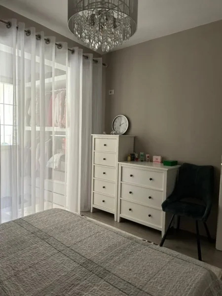 Tirane, jepet me qera apartament 2+1+Ballkon Kati 2, 100 m² 550 € (Astir prane pasticeri Nela 5)