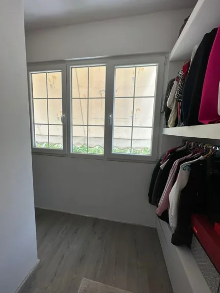 Tirane, jepet me qera apartament 2+1+Ballkon Kati 2, 100 m² 550 € (Astir prane pasticeri Nela 5)