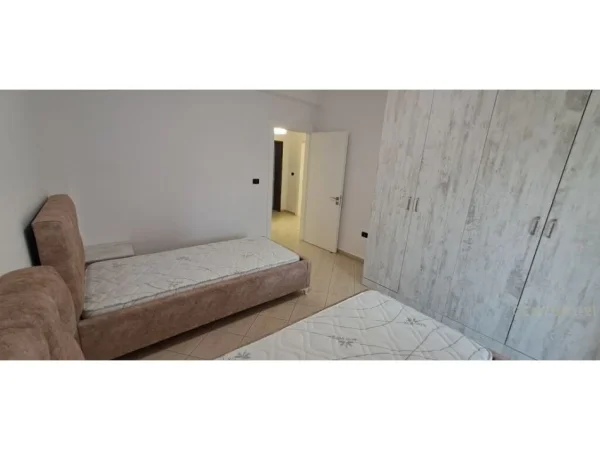 Tirane, jepet me qera apartament 2+1+Ballkon Kati 2, 102 m² 600 € (Adresa: Tregu elektrik, Tregu Elektrik)