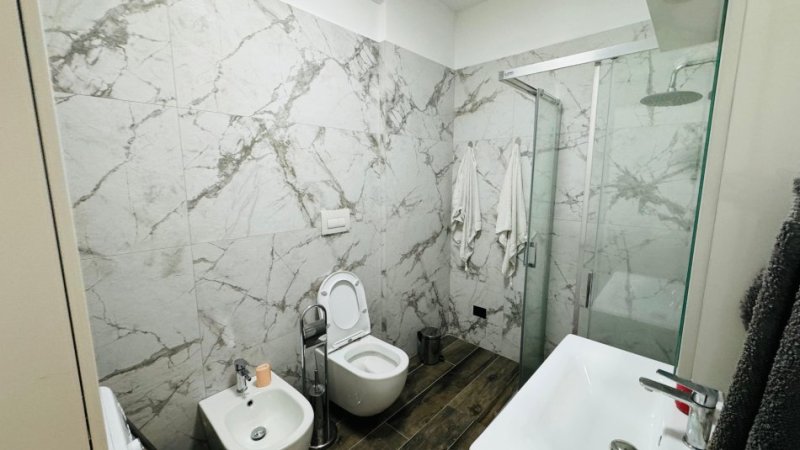 Tirane, jepet me qera 1+1 Kati 2, 75 m² 850 € (Teg)