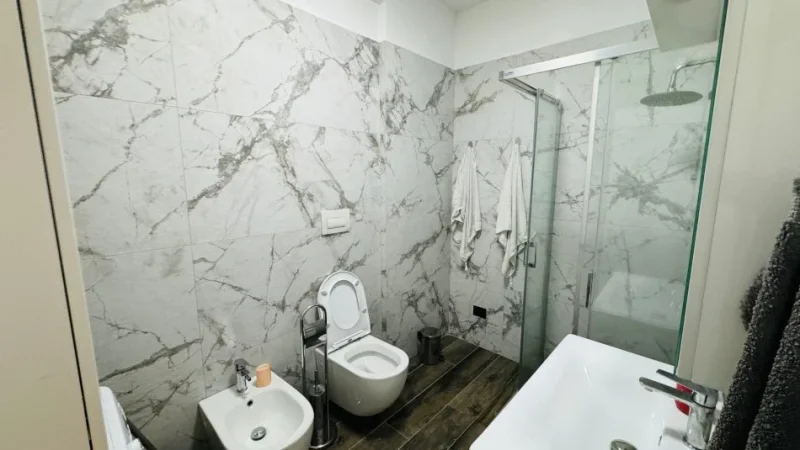 Tirane, jepet me qera 1+1 Kati 2, 75 m² 850 € (Teg)