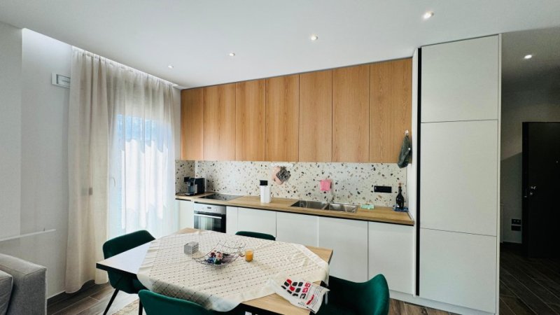 Tirane, jepet me qera 1+1 Kati 2, 75 m² 850 € (Teg)