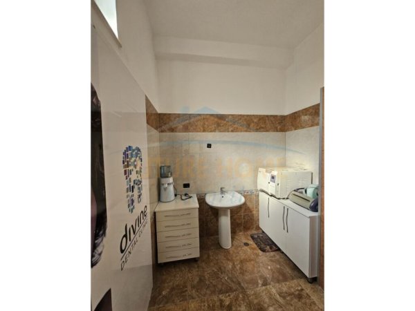 Tirane, shitet ambjent biznesi Kati 0, 72 m² 155.000 € (Rr. Ferit Xhajko)