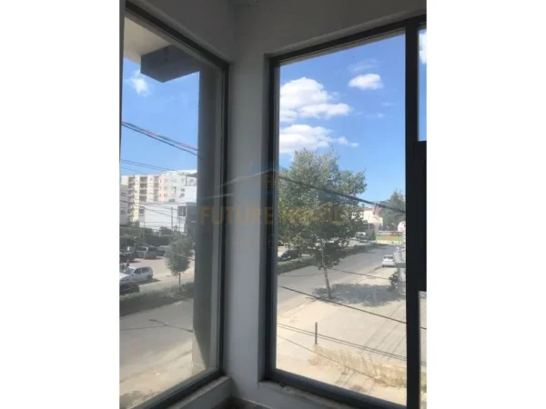 Tirane, jepet me qera ambjent biznesi Kati 2, 131 m² 800 € (Kamez)