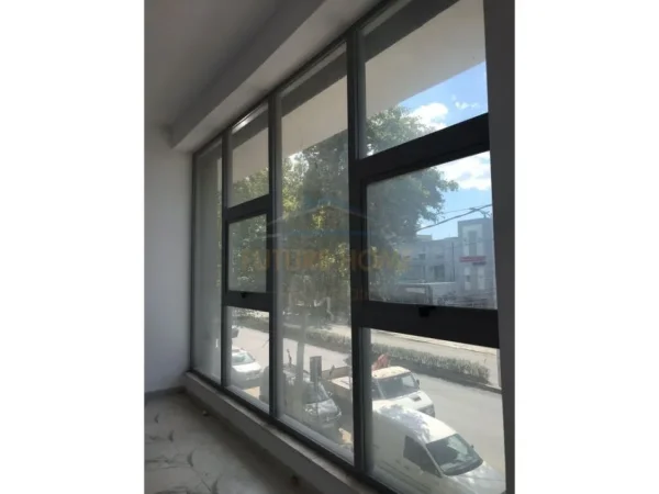 Tirane, jepet me qera ambjent biznesi Kati 2, 131 m² 800 € (Kamez)