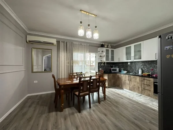 Durres, shitet apartament 3+1+Ballkon Kati 2, 130 m² 150.000 € (Lagjja nr 8 Drejtoria e Policise, Drejtoria e Policise)