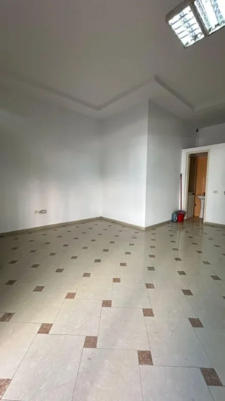 Tirane, jepet me qera dyqan Kati 0, 65 m² 300 € (teodor keko)