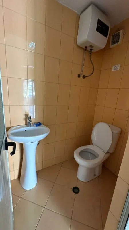 Tirane, jepet me qera dyqan Kati 0, 65 m² 300 € (teodor keko)