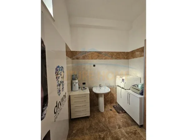 Tirane, shitet ambjent biznesi Kati 0, 72 m² 155.000 € (Rruga Ferit Xhajko)