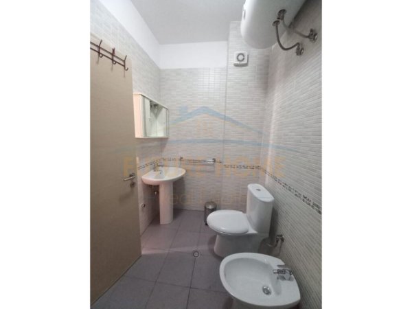 Tirane, jepet me qera apartament 2+1 Kati 7, 110 m² 600 € (Selvia)