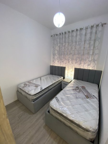 Tirane, jepet me qera apartament 2+1 Kati 5, 90 m² 450 € (ALI DEMI)