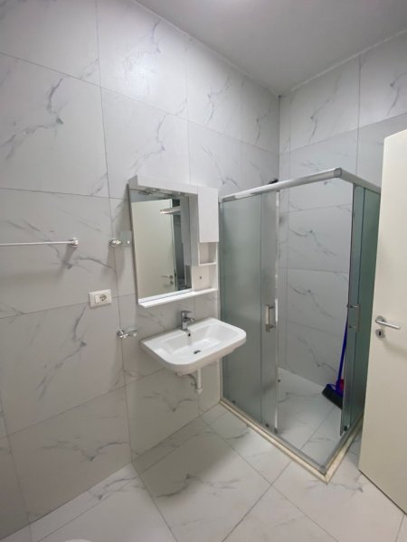 Tirane, jepet me qera apartament 2+1 Kati 5, 90 m² 450 € (ALI DEMI)