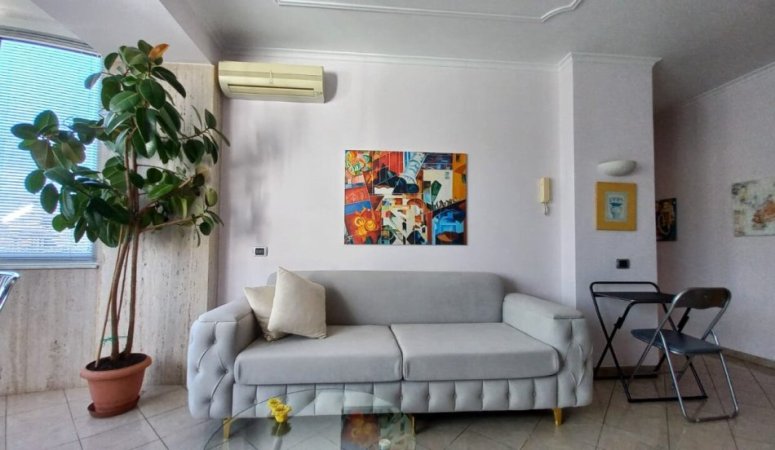 Tirane, jepet me qera 1+1 Kati 4, 61 m² 600 € (Bllok)