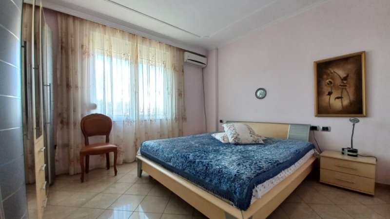 Tirane, jepet me qera 1+1 Kati 4, 61 m² 600 € (Bllok)