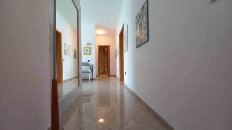 Tirane, jepet me qera 1+1 Kati 4, 61 m² 600 € (Bllok)