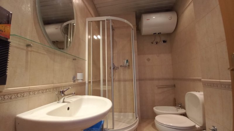 Tirane, jepet me qera 1+1 Kati 4, 61 m² 600 € (Bllok)
