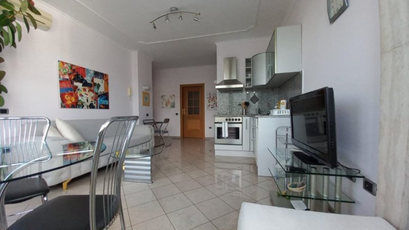 Tirane, jepet me qera 1+1 Kati 4, 61 m² 600 € (Bllok)