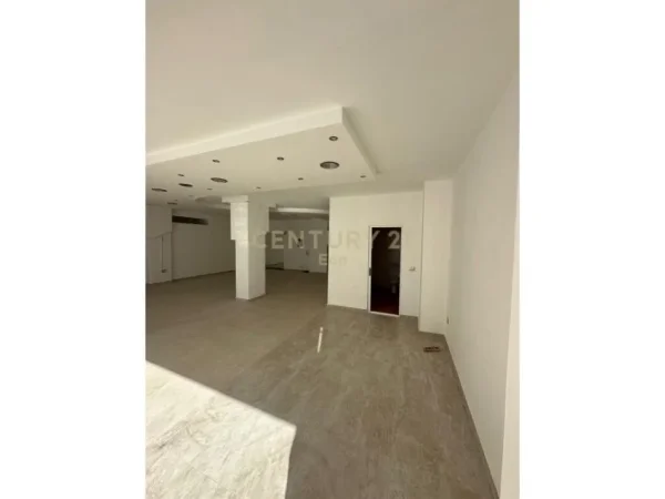 Durres, jepet me qera ambjent biznesi Kati 2, 136 m² 600 € (Aleksander Goga)