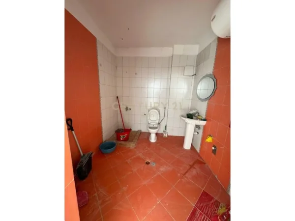 Durres, jepet me qera ambjent biznesi Kati 2, 136 m² 600 € (Aleksander Goga)