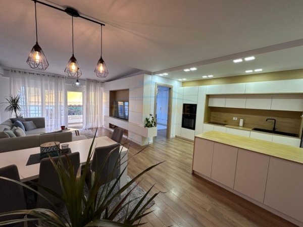 Tirane, jepet me qera apartament 2+1 Kati 5, 127 m² 800 € (Liqeni i Thate)