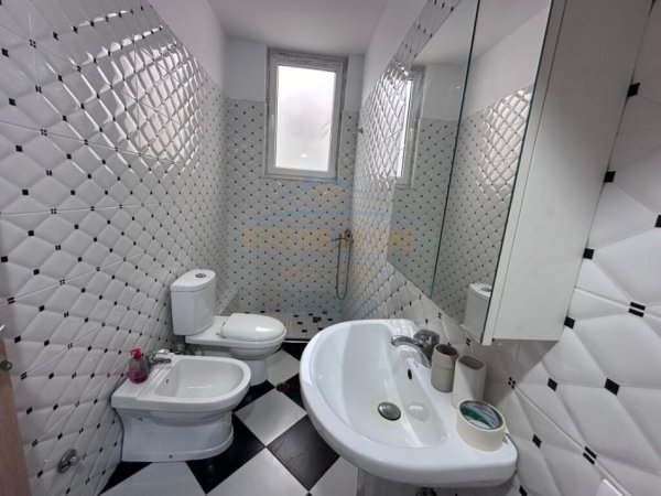 Tirane, jepet me qera apartament 2+1 Kati 5, 127 m² 800 € (Liqeni i Thate)