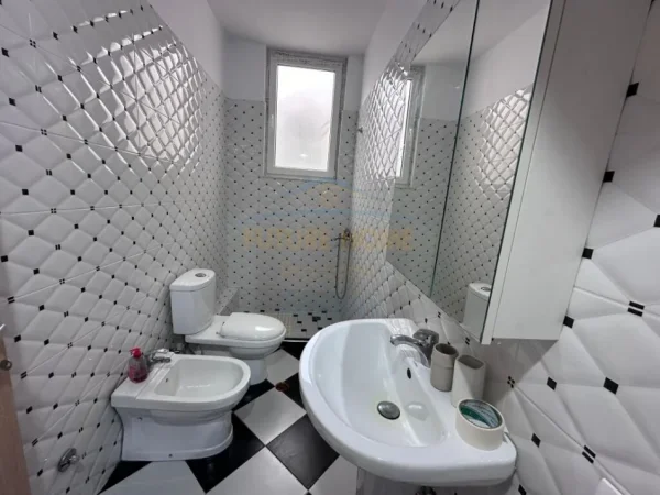 Tirane, jepet me qera apartament 2+1 Kati 5, 127 m² 800 € (Liqeni i Thate)