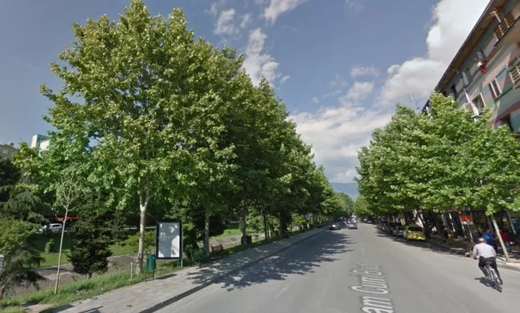 Tirane, jepet me qera dyqan Kati 0, 100 m² 1.300 € (21 DHJETORI)