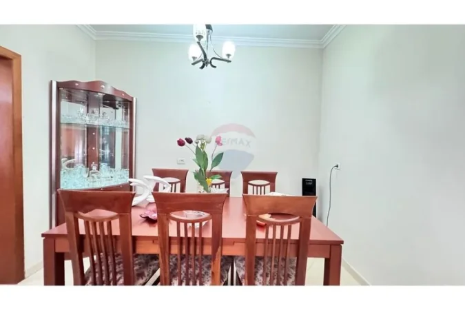 Tirane, jepet me qera apartament 2+1 , 161 m² 450 € (Laprake)