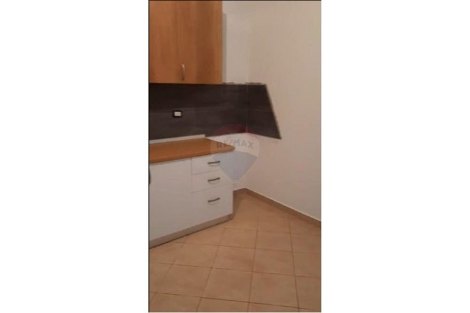 Tirane, jepet me qera apartament 2+1 , 100 m² 300 € (Fresku-Rruga e Thesarit)