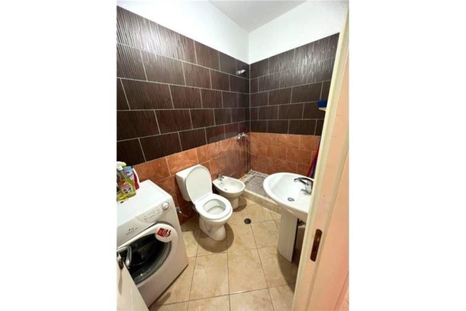 Tirane, jepet me qera apartament 2+1 , 100 m² 300 € (Fresku-Rruga e Thesarit)