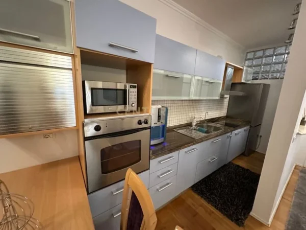 Tirane, jepet me qera apartament 2+1 Kati 1, 100 m² 1.000 € (rtsh)