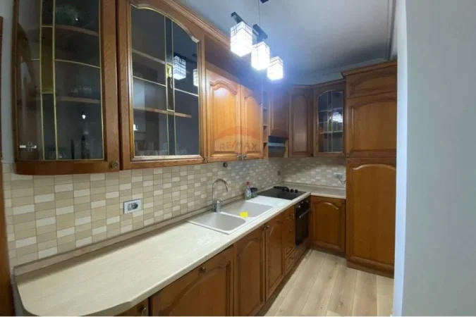 Tirane, jepet me qera apartament 2+1 Kati 3, 92 m² 650 € (Stadiumi Dinamo - Rruga Sulejman Delvina - Tirana e Re - Stadiumi Dinamo)
