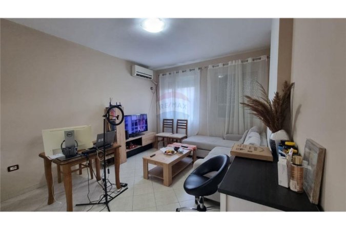 Tirane, jepet me qera 1+1 , 48 m² 550 € (Petro Korcari-Komuna Parisit)