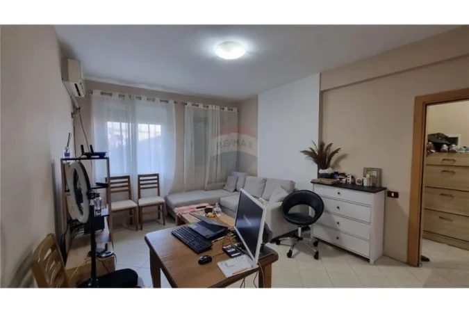 Tirane, jepet me qera 1+1 , 48 m² 550 € (Petro Korcari-Komuna Parisit)
