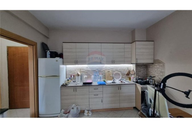 Tirane, jepet me qera 1+1 , 48 m² 550 € (Petro Korcari-Komuna Parisit)