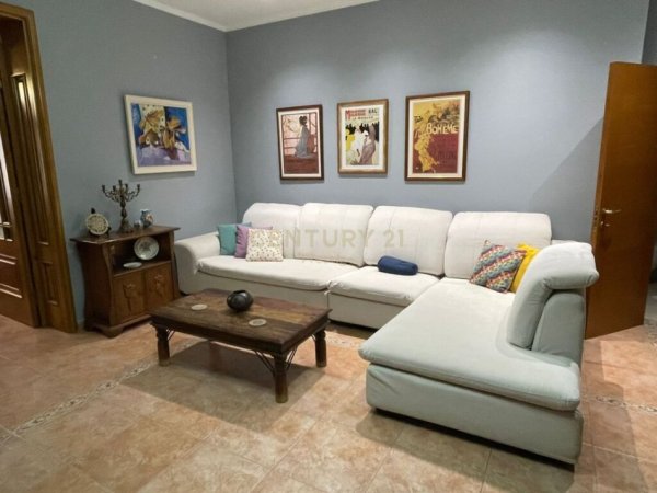 Tirane, jepet me qera apartament 2+1 , 650€ (Pallatet Agimi)