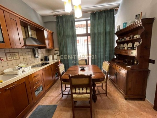 Tirane, jepet me qera apartament 2+1 , 650€ (Pallatet Agimi)