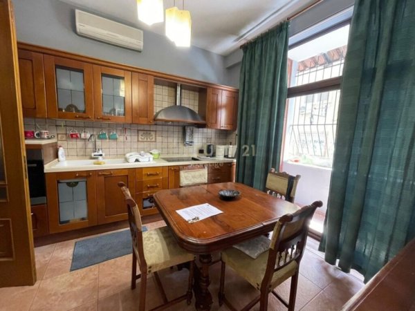 Tirane, jepet me qera apartament 2+1 , 650€ (Pallatet Agimi)