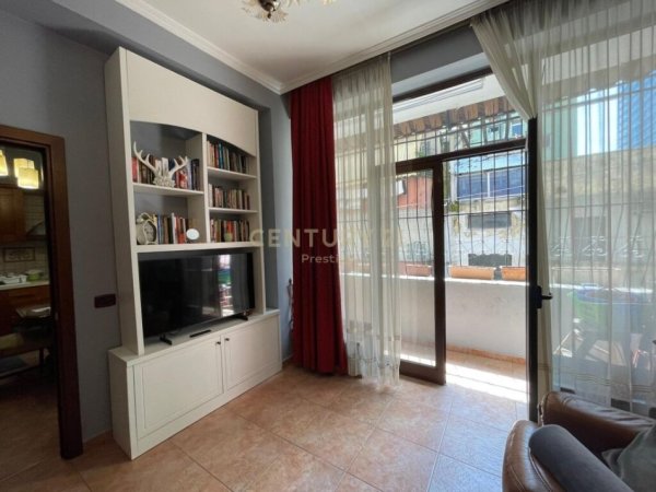 Tirane, jepet me qera apartament 2+1 , 650€ (Pallatet Agimi)