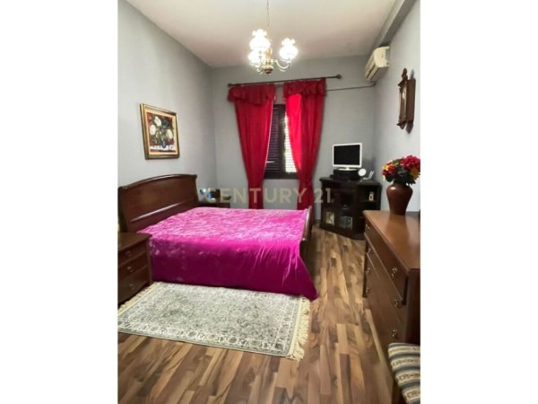 Tirane, jepet me qera apartament 2+1 , 650€ (Pallatet Agimi)