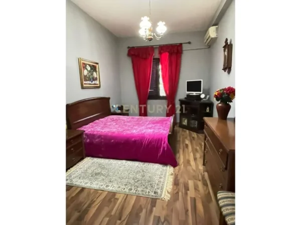 Tirane, jepet me qera apartament 2+1 , 650€ (Pallatet Agimi)