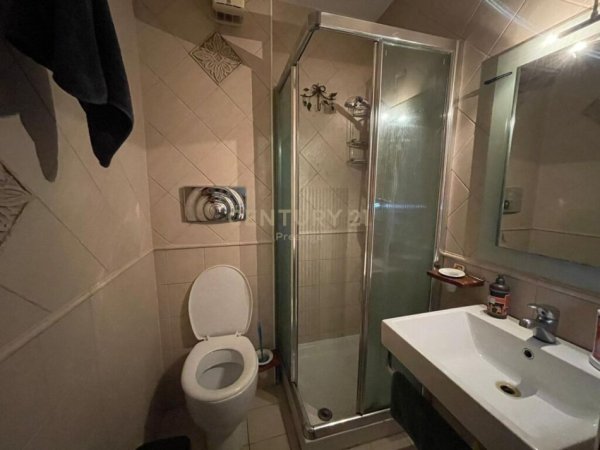 Tirane, jepet me qera apartament 2+1 , 650€ (Pallatet Agimi)