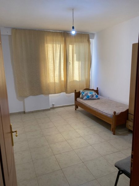 Tirane, jepet me qera 1+1 Kati 3, 70 m² 250 € (Rruga e Thesarit)