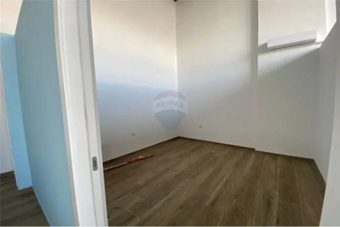 Tirane, jepet me qera dyqan Kati 0, 45 m² 500 € (Sali Butka)