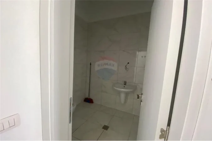 Tirane, jepet me qera dyqan Kati 0, 45 m² 500 € (Sali Butka)
