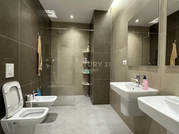 Tirane, jepet me qera apartament 2+1 Kati 4, 81 m² 800 € (garda)