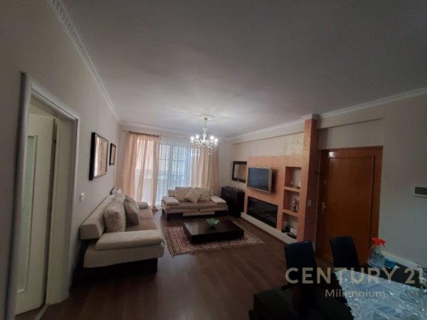 Tirane, jepet me qera apartament 2+1 Kati 4, 81 m² 800 € (Rr.Adem Jashari, Garda)